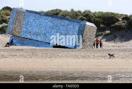 Leffrinckoucke (Nordfrankreich): Strand und Blockhaus in Stücken von Spiegeln bedeckt, Projekt von plastischen Künstler "Anonyme". Blockhaus in Mosaik abgedeckt Stockfoto