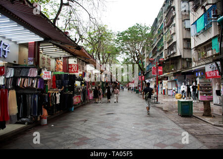 Chinesen und Reisende Ausländer Reisen besuchen und zu Fuß einkaufen Produkt- und Souvenir an HuaQiao Xin Lu BuXingJie nacht Street Market am 7. Mai Stockfoto