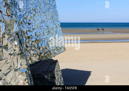 Leffrinckoucke (Nordfrankreich): Strand und Blockhaus in Stücken von Spiegeln bedeckt, Projekt von plastischen Künstler "Anonyme". Blockhaus in Mosaik abgedeckt Stockfoto