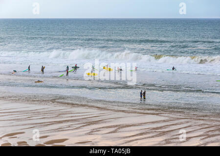 Nicht erkennbare Surfern im Wasser an der Atlantikküste Frankreichs in der Nähe von Lacanau-Ocean, Bordeaux, Frankreich Stockfoto