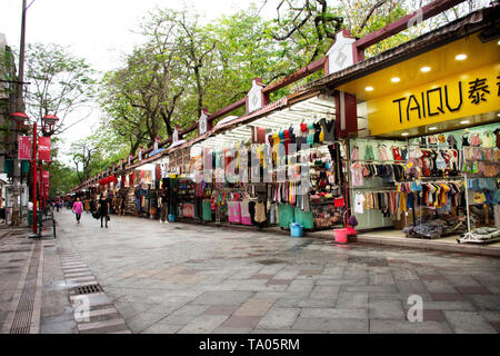 Chinesen und Reisende Ausländer Reisen besuchen und zu Fuß einkaufen Produkt- und Souvenir an HuaQiao Xin Lu BuXingJie nacht Street Market am 7. Mai Stockfoto