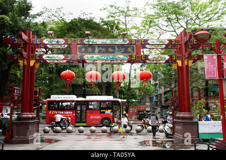 Chinesen und Reisende Ausländer Reisen besuchen und zu Fuß einkaufen Produkt- und Souvenir an HuaQiao Xin Lu BuXingJie nacht Street Market am 7. Mai Stockfoto