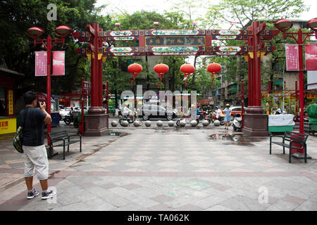 Chinesen und Reisende Ausländer Reisen besuchen und zu Fuß einkaufen Produkt- und Souvenir an HuaQiao Xin Lu BuXingJie nacht Street Market am 7. Mai Stockfoto