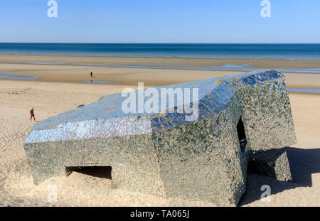 Leffrinckoucke (Nordfrankreich): Strand und Blockhaus in Stücken von Spiegeln bedeckt, Projekt von plastischen Künstler "Anonyme". Blockhaus in Mosaik abgedeckt Stockfoto