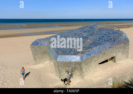 Leffrinckoucke (Nordfrankreich): Strand und Blockhaus in Stücken von Spiegeln bedeckt, Projekt von plastischen Künstler "Anonyme". Blockhaus in Mosaik abgedeckt Stockfoto