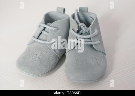 Isolierte Paar blaue Leder Babyschuhe, niedliche Kinder Schnürschuhe weiche Sohle Schuhe, das Kleinkind modischer Bekleidung und Zubehör Stockfoto