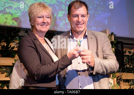 Veronique Culliford, Peyo's Tochter, und Jean-Jacques Cloquet, Präsident von Pairi Daiza, an der Zeremonie für die Schlümpfe 60. Jahrestag in Br Stockfoto