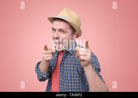 Junger Mann, die Finger von der Kamera begeistert Stockfoto