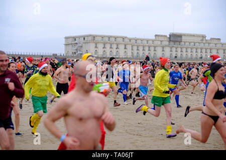 Traditionell das Neue Jahr Tauchen in Ostende, Belgien, am 5. Januar 2019. Das neue Jahr Tauchen in Ostende: 4700 Personen nahmen ein Bad in der Nordsee zu t Feiern Stockfoto