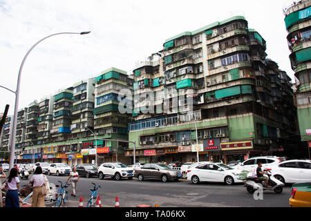 Blick auf neben der Straße von Landschaft und Stadtbild von Shantou vom Taxi auf der Straße an der alten Stadt Swatow Stadt am 7. Mai 2018 in Guangdong, China Stockfoto