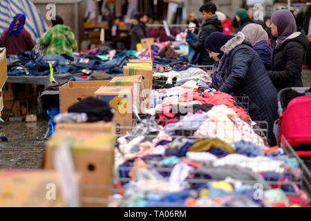 Brüssel, Molenbeek: Markt auf dem Hauptplatz. Muslimische Frauen vor Kleidung Stände Stockfoto
