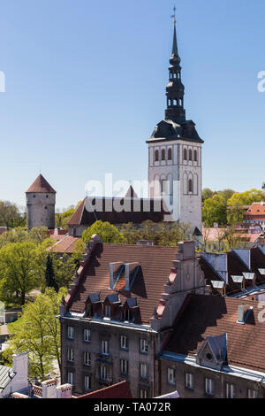 Luftbild der Altstadt von Tallinn vom Turm von Tallinn Rathaus gesehen Stockfoto