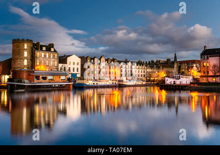 Blick auf die Altstadt Leith Waterfront in der Dämmerung und der Reflexion im Wasser. Edinburgh, Schottland. Stockfoto