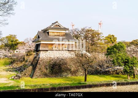 Kumamoto schloss mit den Erdbeben 2016. Die inui Yagura, Revolver, mit der Ishigaki Steinmauern um und unter weitgehend zusammengebrochen. Stockfoto