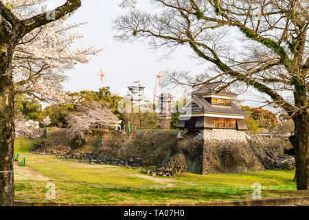 Kumamoto schloss mit den Erdbeben 2016. Die inui Yagura, Revolver, mit der Ishigaki Steinmauern um und unter weitgehend zusammengebrochen. Stockfoto