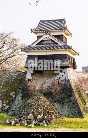 Kumamoto schloss mit den Erdbeben 2016. Die inui Yagura, Revolver, mit der Ishigaki Steinmauern um und unter weitgehend zusammengebrochen. Stockfoto