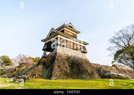 Kumamoto schloss mit den Erdbeben 2016. Die inui Yagura, Revolver, mit der Ishigaki Steinmauern um und unter weitgehend zusammengebrochen. Stockfoto