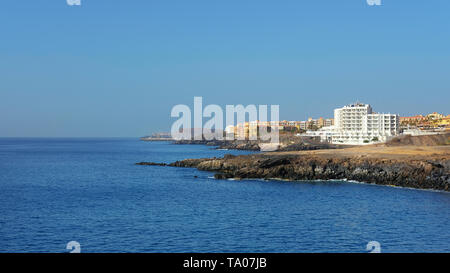 Sommer, klare Aussichten in Richtung San Blas und Golf del Sur, beliebtesten südlichen Resorts in Teneriffa, als von der Playa Grande, Los Abrigos, Teneriffa gesehen Stockfoto