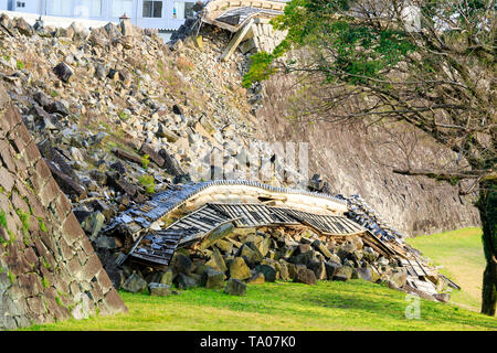 Kumamoto schloss mit den Erdbeben 2016. Nishidemaru Ishigaki Steinmauer, teilweise mit Ruinen von Holz und Gips dobei Wände eingestürzt. Stockfoto