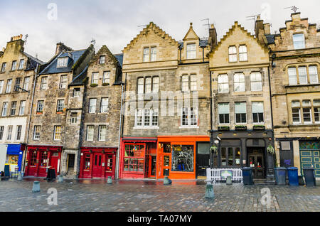 Historische Gebäude mit farbenfrohen Läden in der Altstadt von Edinburgh an einem Wintertag Stockfoto