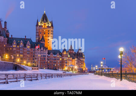 Schöne Aussicht auf das Chateau Frontenac und der Terrasse Dufferin abgedeckt im Schnee in einer Winternacht Stockfoto