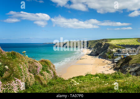 Schönen Sandstrand entlang der zerklüfteten Küste von Cornwall an einem klaren Frühlings Stockfoto