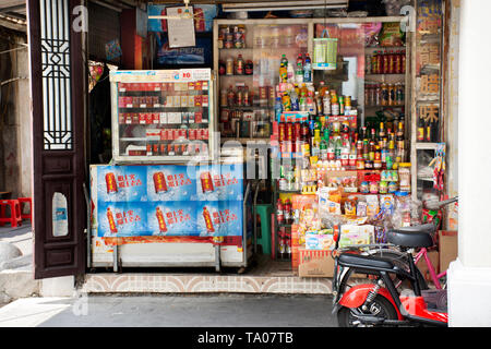 Chinesen kaufen Produkt Snack und Getränke mit Zigarette für Reisende in kleinen lokalen Lebensmittelgeschäft in der Altstadt am Chaozhou oder teochew am 8. Mai, 2. Stockfoto