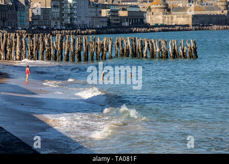 Saint-Malo, Frankreich - 14. September 2018: Frauen bei einem morgendlichen Bad im Meer in Saint Malo. Bretagne, Frankreich Stockfoto