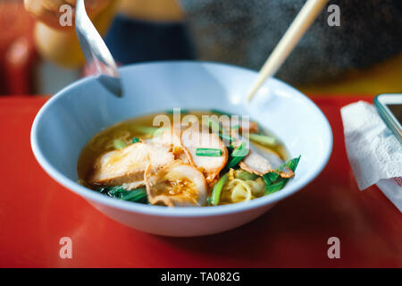 Hohe Betrachtungswinkel und geschmortes Schweinefleisch Suppe auf rot Esstisch. Bereit zu essen Stockfoto