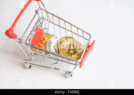 Einkaufswagen Einkaufswagen mit Münzen Bitcoin, Wareneinkauf für Crypto Währung. Stockfoto