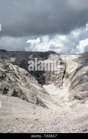 Valon del Fos hinab zum Val Lasties geschnitzten zwischen Sas de Pordoi und Col Toron die Sella Gruppe Gröden Dolomiten Südtirol Italien Stockfoto