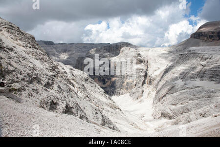 Valon del Fos hinab zum Val Lasties geschnitzten zwischen Sas de Pordoi und Col Toron die Sella Gruppe Gröden Dolomiten Südtirol Italien Stockfoto