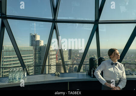 Eine Kellnerin in Searcys auf der obersten Etage des Gherkin Building in London. Foto Datum: Dienstag, 21. Mai 2019. Foto: Roger Garfield/Alamy Stockfoto