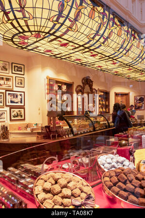 Belgien Schokolade Shop in der Spielhalle, Queen's Gallery Galerie de la Reine Galeries Royales Saint-Hubert Royal Galerie von Saint Hubert, Brüssel, Belgien Stockfoto