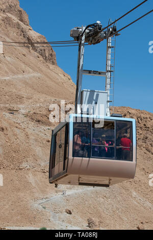 Israel, historischen Masada aka Massada. Seilbahn auf den Gipfel des Masada. Touristen wandern bis zum Gipfel auf der Schlange Weg in der Ferne. Stockfoto