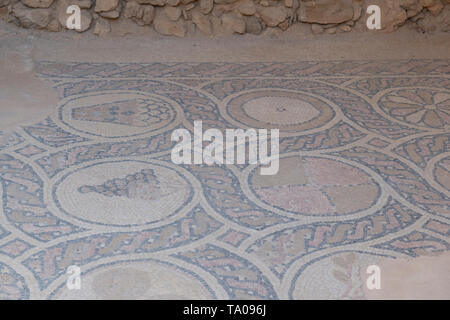 Israel, historischen Masada aka Massada. UNESCO. Die Ruinen der byzantinischen Kirche, ca. fünften und sechsten Jahrhundert. Detail der prunkvollen Mosaikböden. Stockfoto