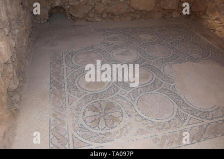 Israel, historischen Masada aka Massada. UNESCO. Die Ruinen der byzantinischen Kirche, ca. fünften und sechsten Jahrhundert. Detail der prunkvollen Mosaikböden. Stockfoto