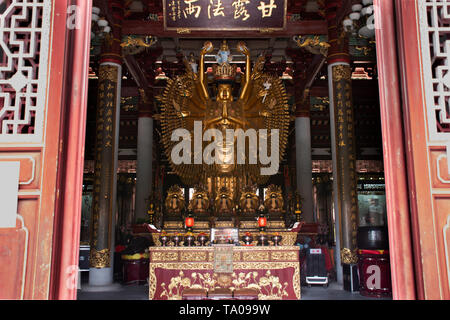 Oder Guan Yin bodhisattva Guanyin Statue der Göttin für die chinesischen Menschen besuchen Achtung beten in Kaiyuan Temple Teochew Stadt oder Chaozhou City am 8. Mai, 2. Stockfoto