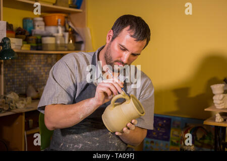 Professionelle männlichen Potter Arbeiten in Werkstatt, Studio - setzen auf Keramik Becher. Handgefertigte, Small Business, Basteln arbeiten Konzept Stockfoto