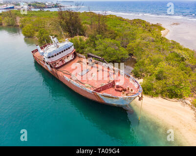 Verrostete Schiffbruch auf der karibischen Insel cay in Roatan, Honduras Stockfoto