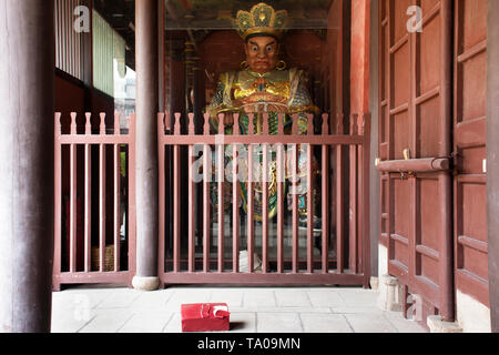 Chinesisch Engel Krieger Tür keeper Statue am Tor der Tiantan Tempel in Shantou Stadt oder Swatow Stadt für Menschen besuchen und Respekt beten am 7. Mai 2018 Stockfoto