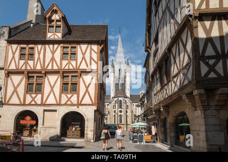 Dijon (nord-östlichen Frankreich): "rue de la Chouette" Straße und Kirche von Notre-Dame in der Innenstadt *** Local Caption *** Stockfoto