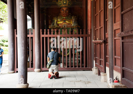 Das chinesische Volk zu beten, Chinesisch Engel Krieger Tür keeper Statue am Tor der Tiantan Tempel in Shantou Stadt oder Swatow Stadt für Menschen besuchen und Respekt Stockfoto