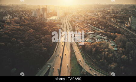 Urban Auto Verkehrsstaus Luftaufnahme. City Street Motion Lane, Antrieb Navigation Übersicht. Besetzt Stadtbild Strecke mit Forest Park um. Travel Concept Drone Flug Schuß Stockfoto