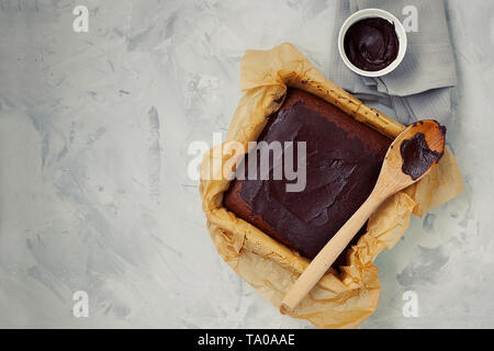 Leckeren, gesunden veganen Feucht dark chocolate brownies Dessert oder Kuchen Stockfoto