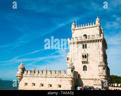 Blick auf den Turm von Belem, den Fluss Tejo, klaren Tag und blauer Himmel, Lissabon Stockfoto