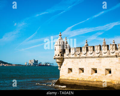 Blick auf den Turm von Belem, den Fluss Tejo, klaren Tag und blauer Himmel, Lissabon Stockfoto