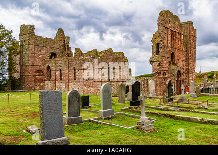 Ruinen der mittelalterlichen Priorei aus dem 12. Jahrhundert auf der Heiligen Insel Lindisfarne, Northumberland, Großbritannien. Juli 2018. Stockfoto