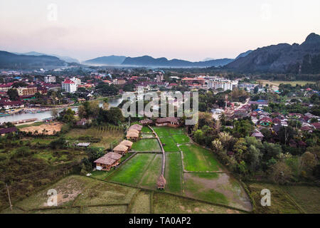 Luftaufnahme von Feldern und Felsformationen in Vang Vieng, Laos. Vang Vieng ist ein beliebtes Reiseziel für Abenteuer Tourismus in einem Kalkstein Karst lan Stockfoto