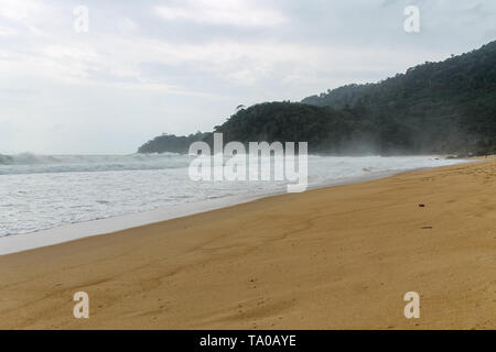 Grobe Monsun Wellen an Juara Beach auf Tioman Insel, Malaysia Stockfoto